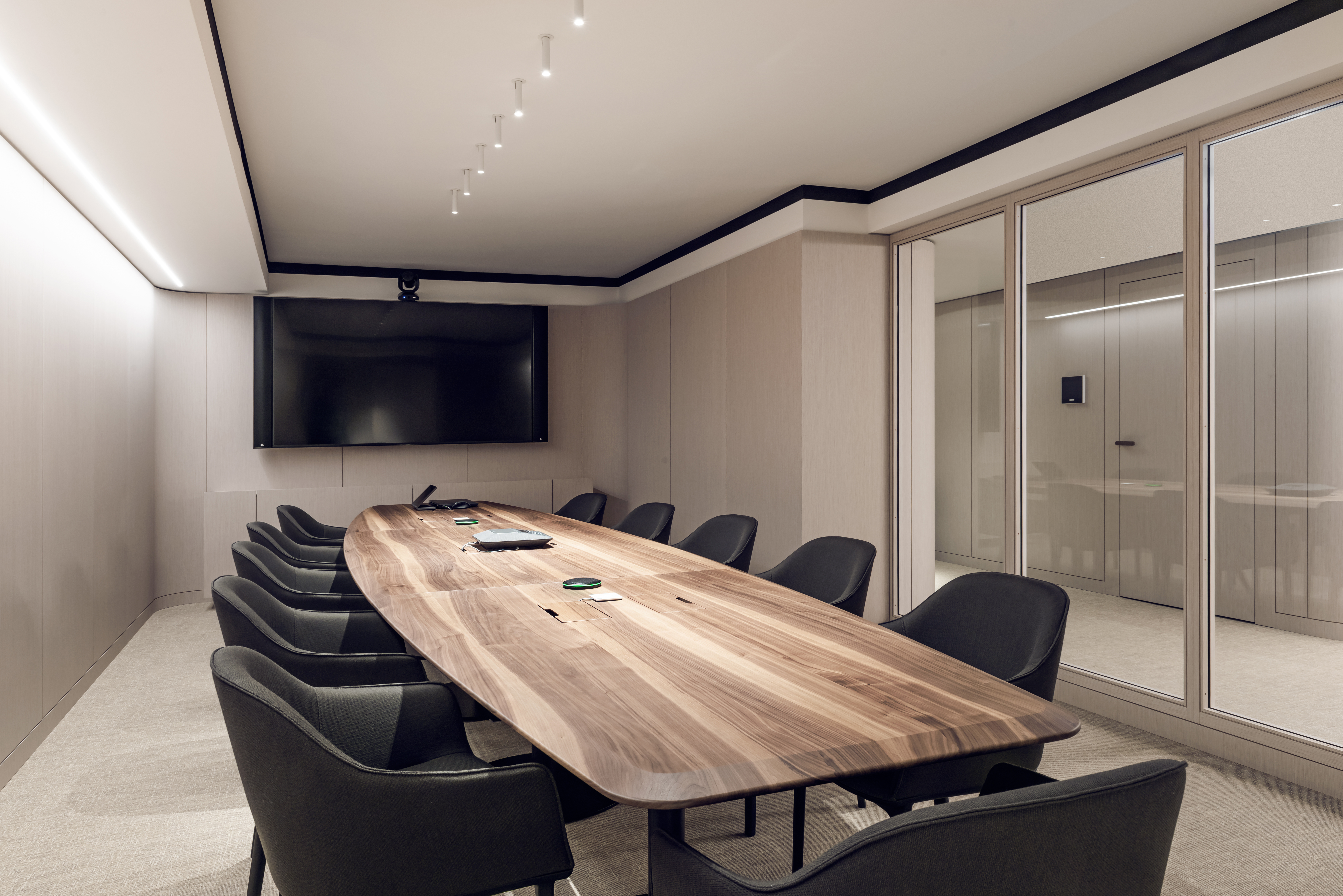 Salle de réunion et éclairage linéaire