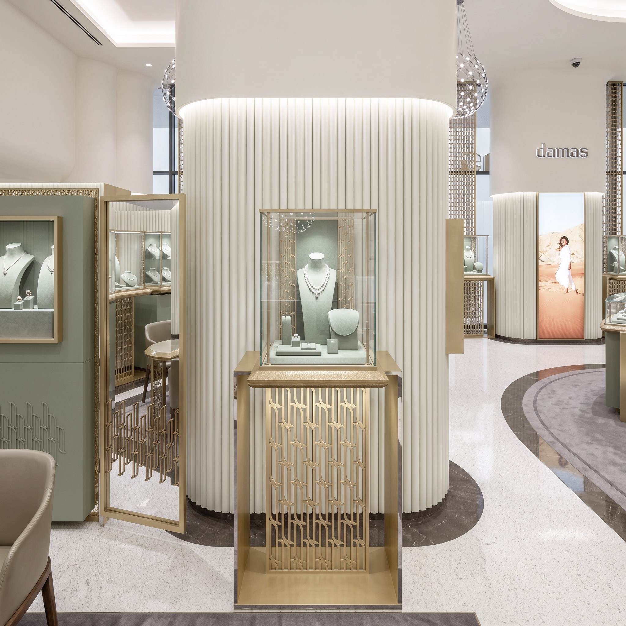 Damas — vitrine centrale et motif de l’Alif