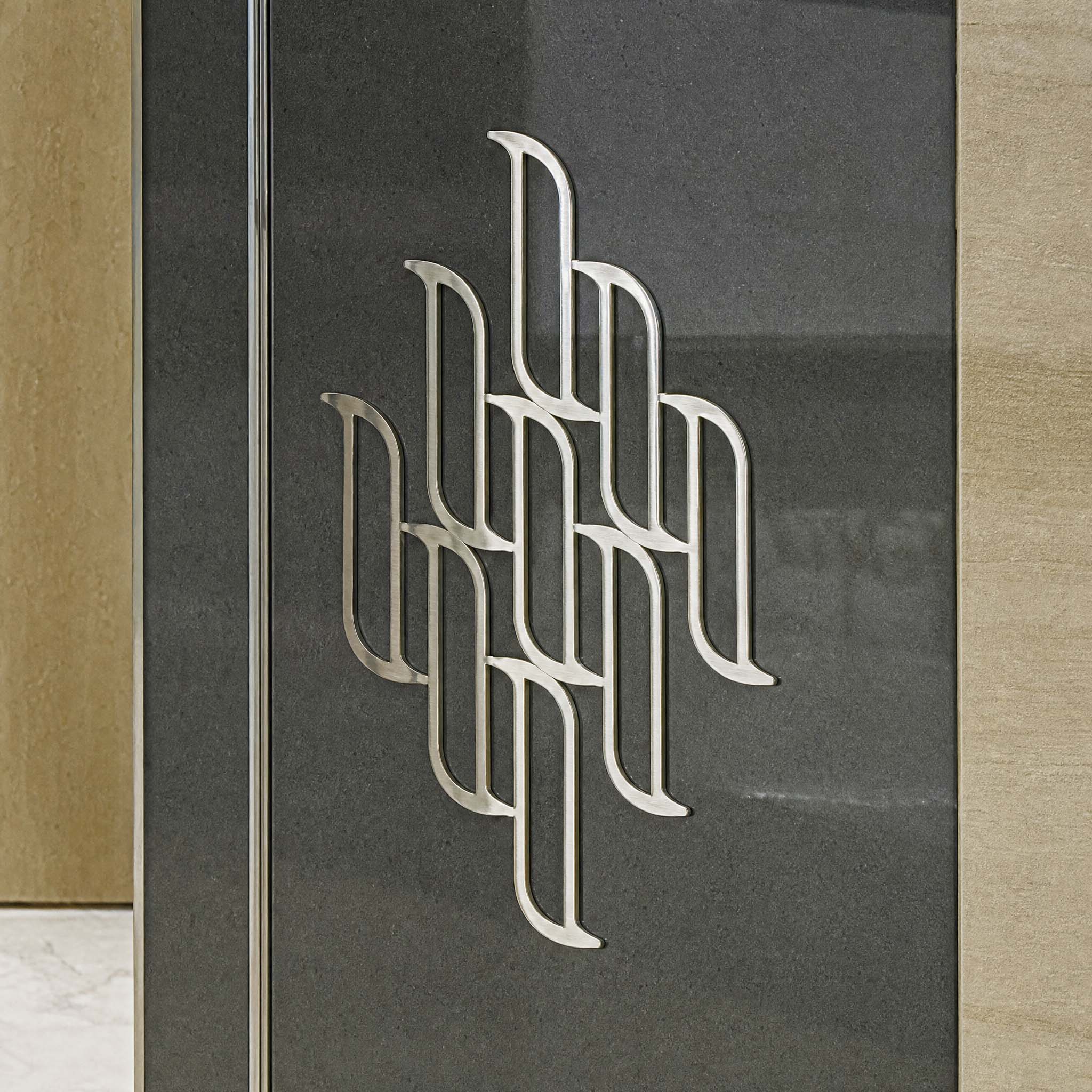 Damas — détail de paroi cannelée et lumière indirecte