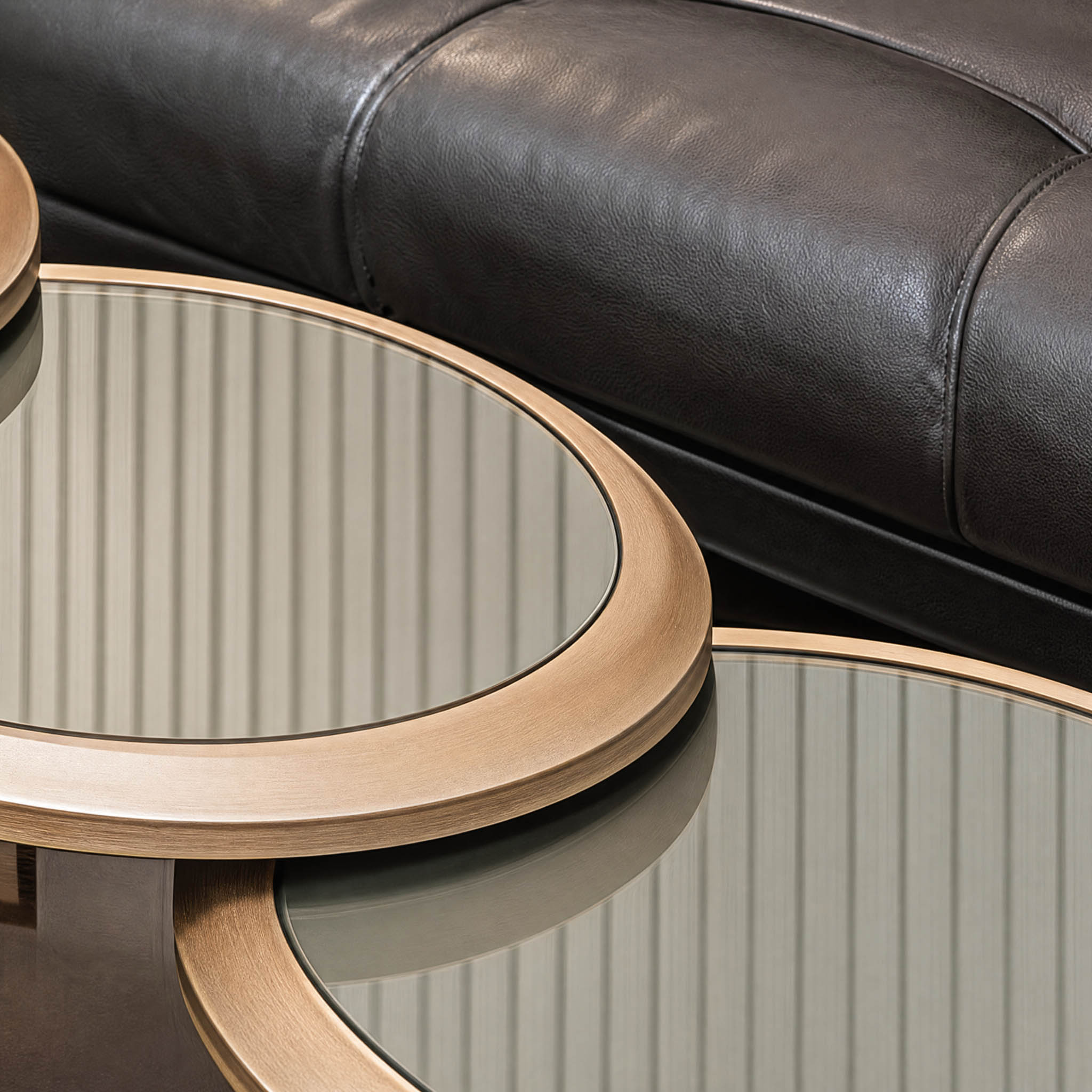Damas — cuir, bronze et tables d’appoint