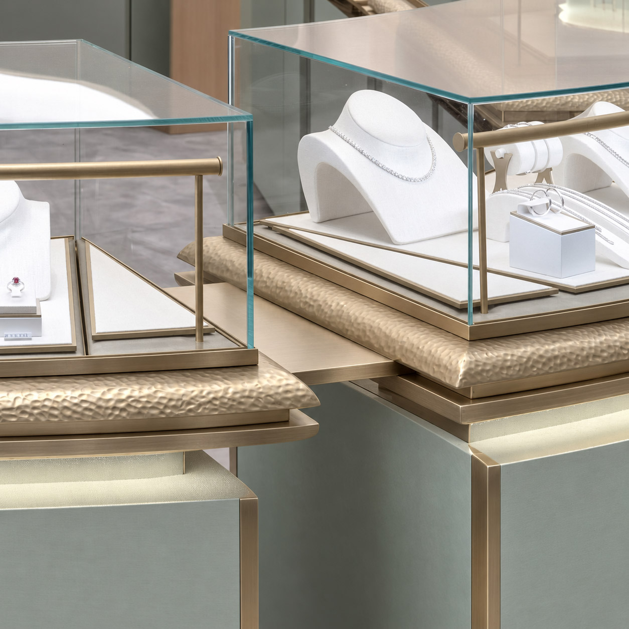 Damas — détail des vitrines et finitions métalliques