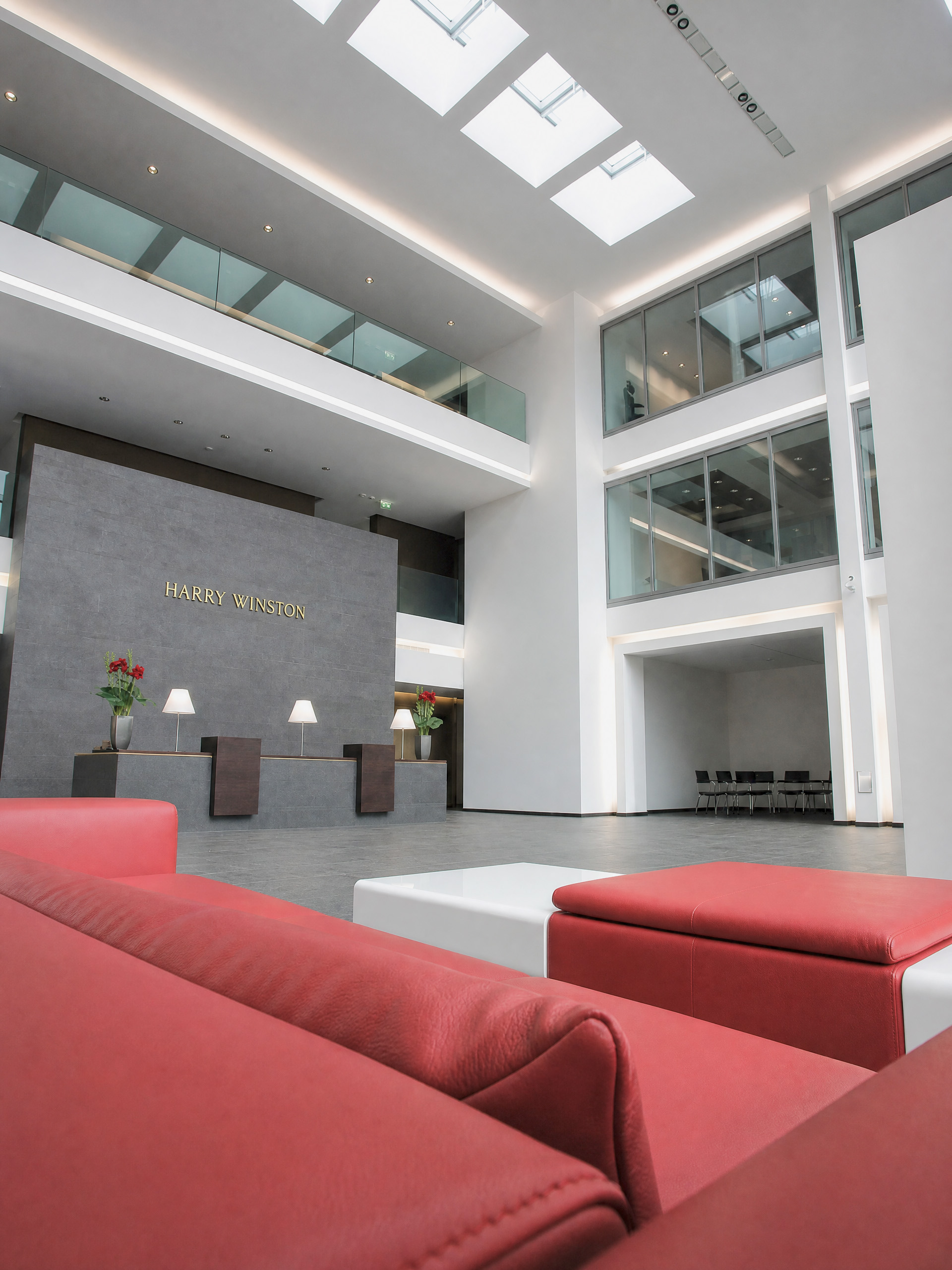 Manufacture horlogère — atrium et espaces de distribution