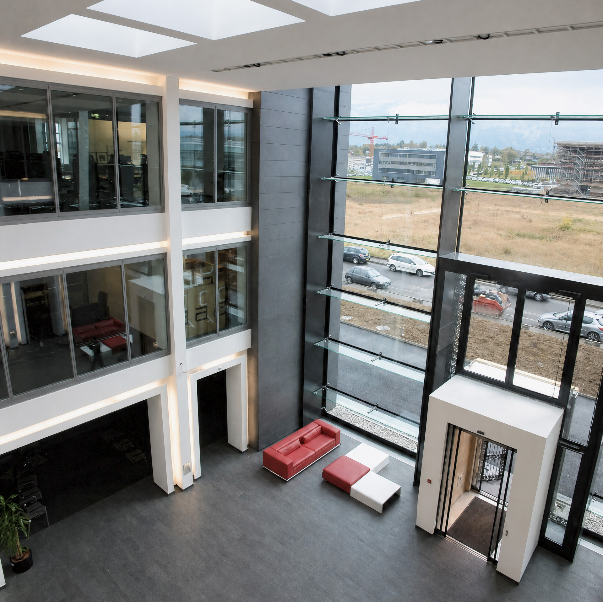 Manufacture horlogère — atrium et espaces de distribution